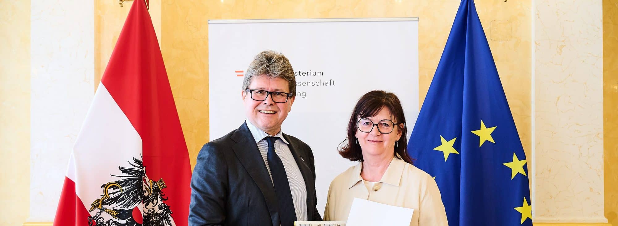 Unsere Direktorin ist Hofrätin - hlw-hartberg.at
